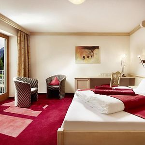 Zimmer mit Kingsize-Bett